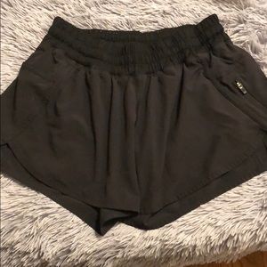 Lulu lemon black tracker short long inseam size 8